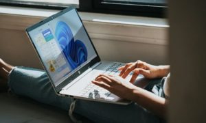 AI không cứu nổi máy tính xách tay Windows trước MacBook?