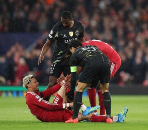 Liverpool thua đơn thiệt kép: Ekitike dính chấn thương cực nặng, phải nghỉ bao lâu?