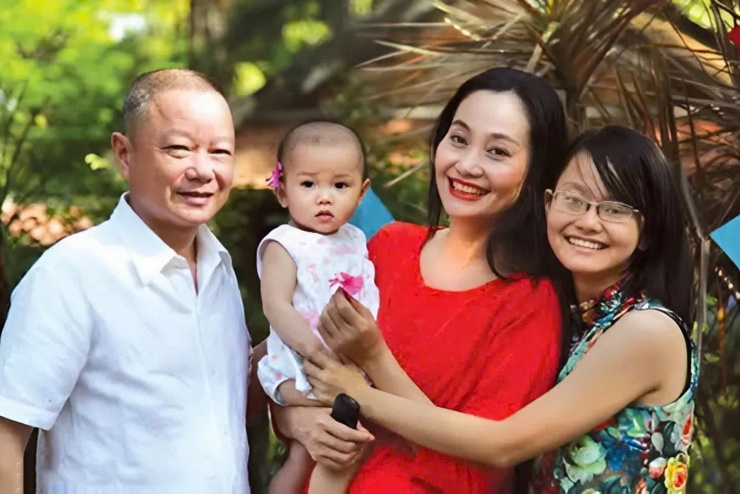 Bức ảnh hiếm hoi của vợ chồng Hạnh Thúy và 2 con gái. 