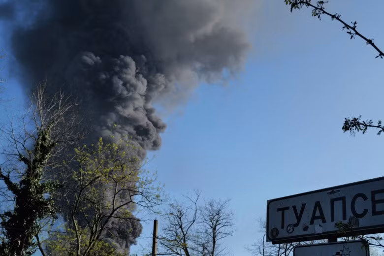 Vụ cháy ở thành phố Tuapse của Nga do UAV của Ukraine gây ra. Ảnh: RIA-Novosti.