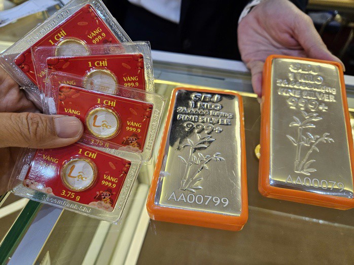 Giá vàng giằng co quanh mốc 4.600 USD/ounce