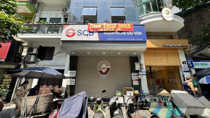Tình trạng các cửa hàng "tháo chạy" cũng xuất hiện trên đường Ngô Thì Nhậm. Ảnh: Anh Văn