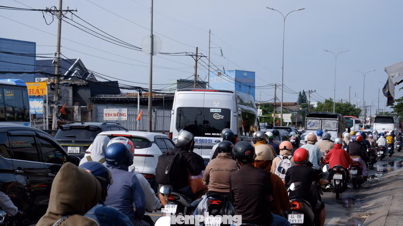 Nhiều đoạn trên quốc lộ 1 (cửa ngõ phía Tây TPHCM) ken cứng người và phương tiện.