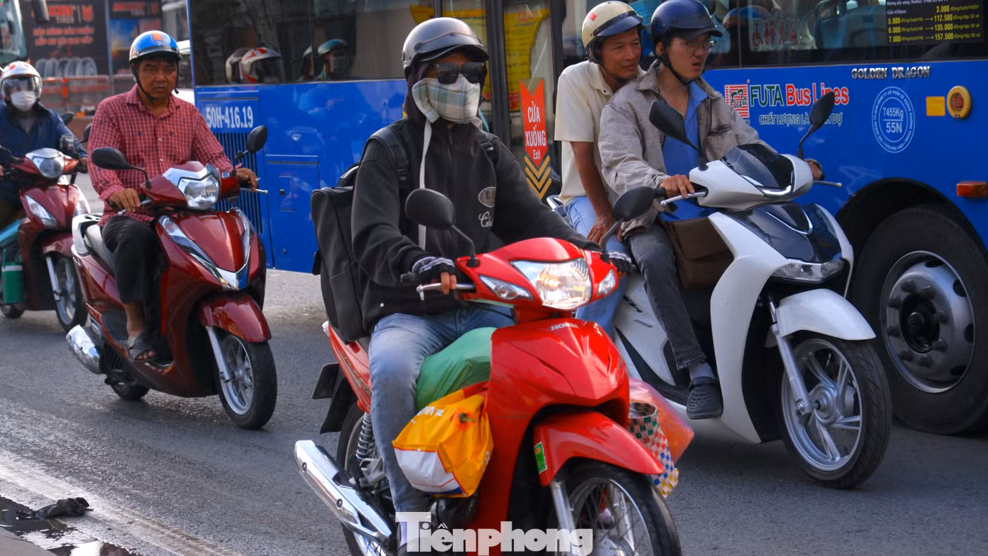 Người dân trở lại sau kỳ nghỉ dài, cửa ngõ TPHCM quá tải - 5