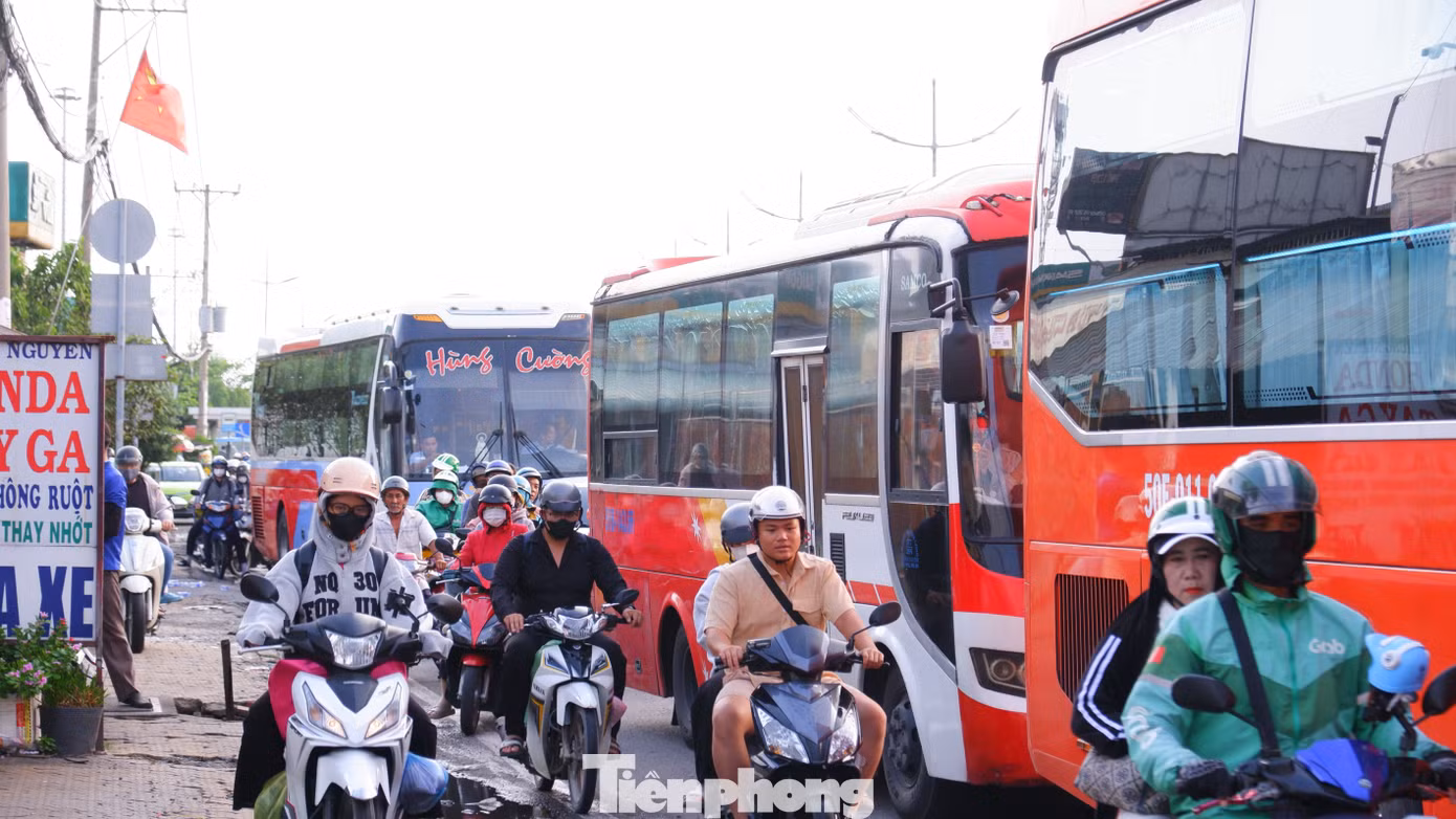 Càng về chiều, lưu lượng phương tiện từ các tỉnh, thành miền Tây đổ về cửa ngõ phía Tây TPHCM càng đông đúc.