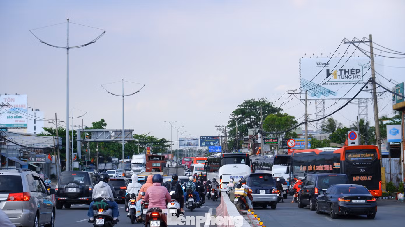 Phương tiện đông đúc trên đường Lê Khả Phiêu (quốc lộ 1) từ hướng cầu vượt nút giao Bình Thuận đến điểm giao với các tuyến Nguyễn Hữu Trí - Hoàng Đạo Thúy.