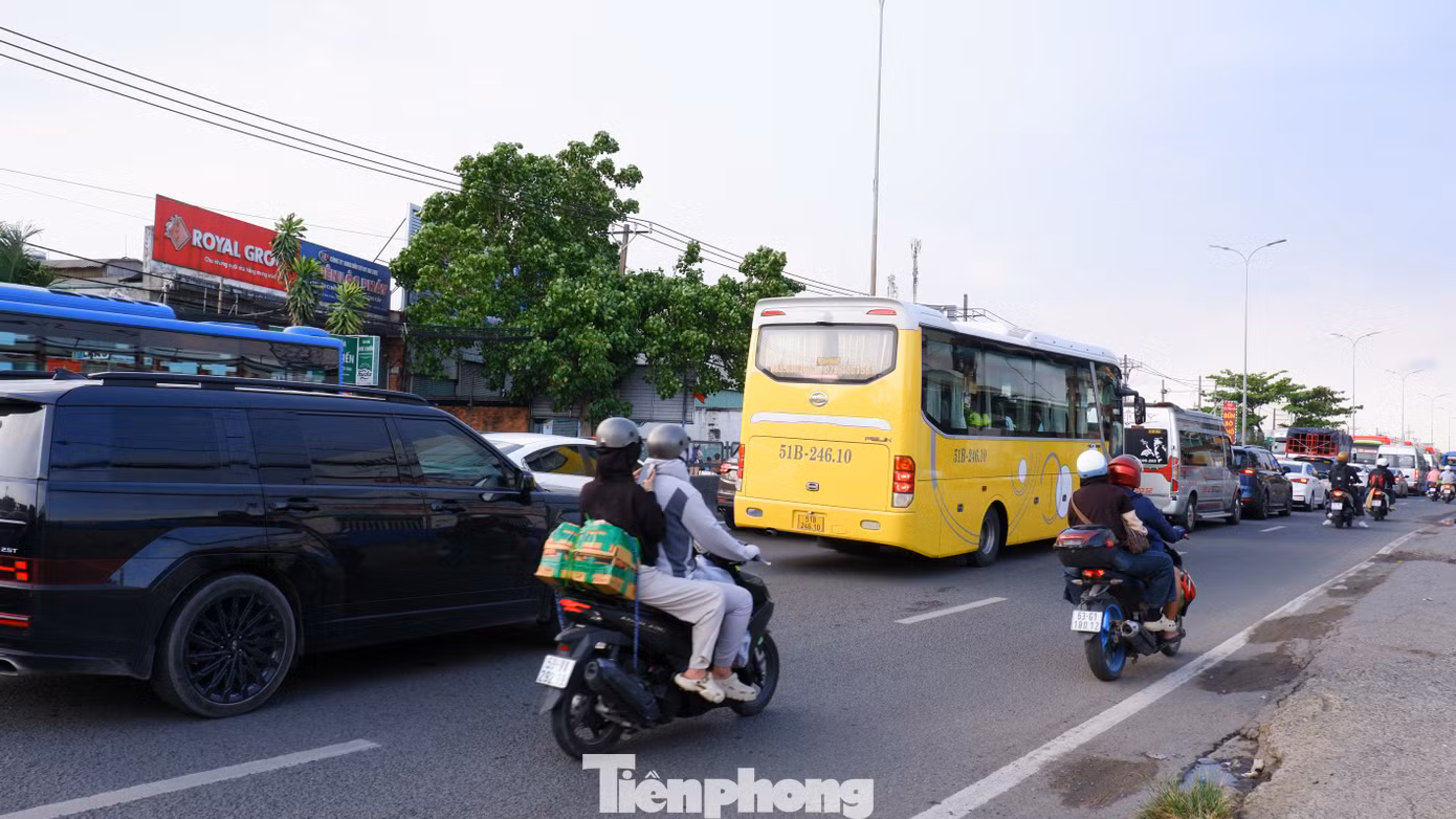 Dòng xe ô tô nối đuôi di chuyển từ cầu vượt nút giao Bình Thuận đến điểm giao giữa đường Lê Khả Phiêu (quốc lộ 1) với các tuyến Nguyễn Hữu Trí - Hoàng Đạo Thúy.