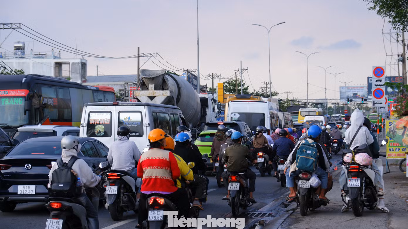 Người dân ùn ùn quay lại TPHCM sau kỳ nghỉ lễ 30/4 - 1/5.