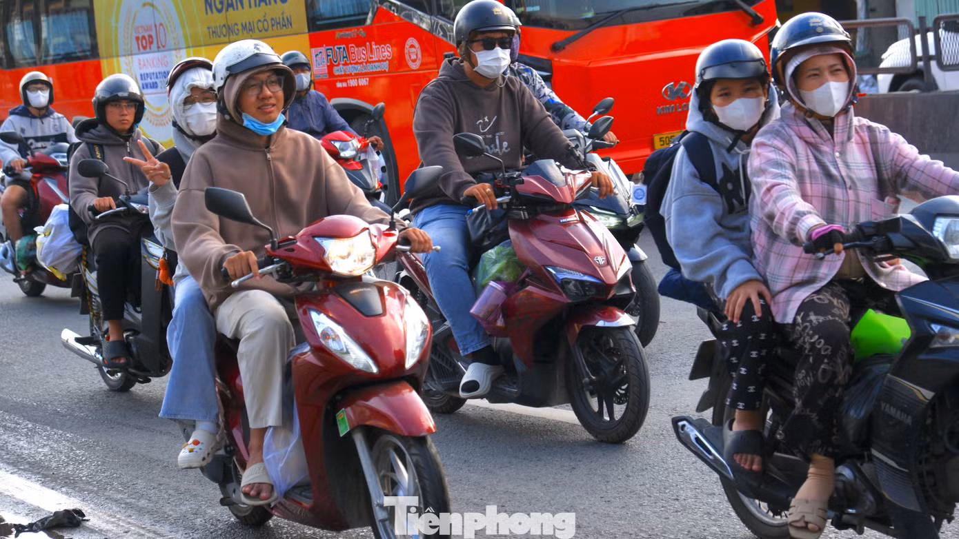 Đến gần 17h, giao thông ở cửa ngõ phía Tây TPHCM tiếp tục đông đúc.