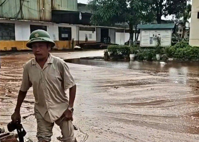 Gần 2.000 tấn mật mía tràn ra ngoài khi sự cố xảy ra. Ảnh: A. Sơn
