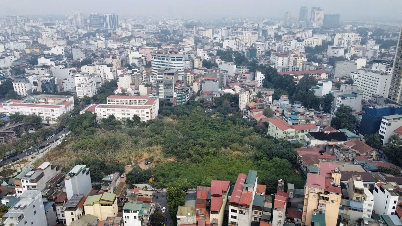 Khu đất 94 Lò Đúc trước đây thuộc sở hữu của CTCP Cồn Rượu Hà Nội (Halico) - chủ thương hiệu rượu Vodka Hà Nội. Từ năm 2013, doanh nghiệp này đã chuyển nhà máy sản xuất về khu công nghiệp Yên Phong, tỉnh Bắc Ninh. Trên khu đất này dự kiến xây tổ hợp cao ốc, tuy nhiên do nhiều vướng mắc dự án không triển khai, bỏ hoang lãng phí nhiều năm. (Ảnh tư liệu).