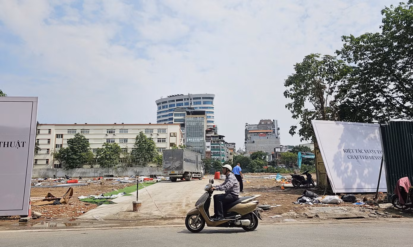 Tập đoàn Tân Hoàng Minh mới đây động thổ dự án tổ hợp khách sạn, trung tâm thương mại và nhà ở (tên thương mại D'Patrimony) trên khu đất rộng khoảng 11.200 m2 ở số 94 Lò Đúc (Hà Nội).