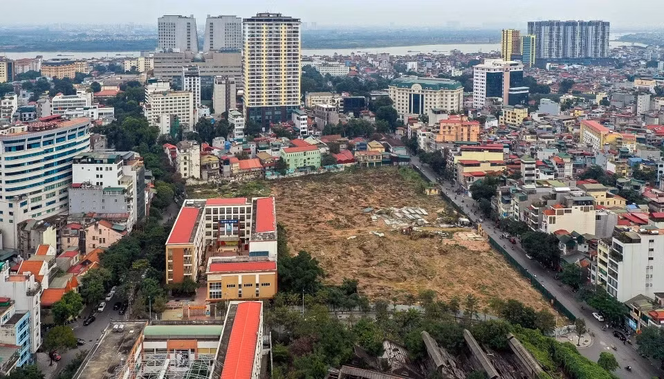 Dự án gồm các tòa tháp cao 19 tầng nổi, 5 tầng hầm. Sau khi hoàn thành, tổ hợp này dự kiến cung cấp ra thị trường khoảng 480 căn hộ thương mại, hơn 250 phòng khách sạn và 31 căn shophouse. Ảnh: Việt Linh.