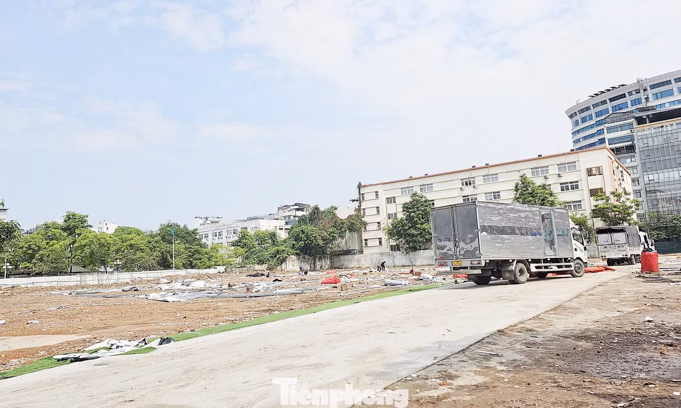 Theo ghi nhận, bên trong dự án đang được dọn dẹp mặt bằng, nhưng chưa có máy móc thi công...