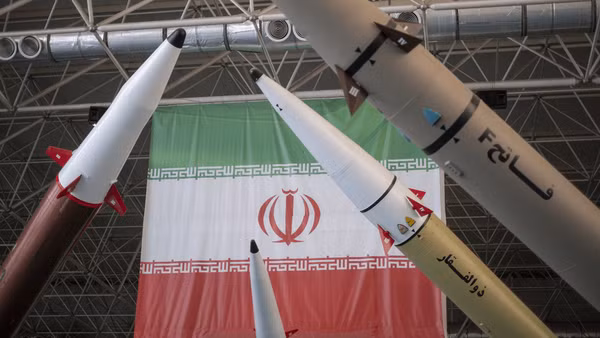 Người phát ngôn của Lực lượng Vệ binh Cách mạng Hồi giáo (IRGC), Chuẩn tướng Hossein Mohabi, cam kết rằng lực lượng vũ trang Iran sẽ giành chiến thắng cuối cùng trong cuộc chiến với Washington được trang bị vũ khí tối tân và chính quyền Tel Aviv, Fars đưa tin ngày 4/5. Ảnh: Fars.