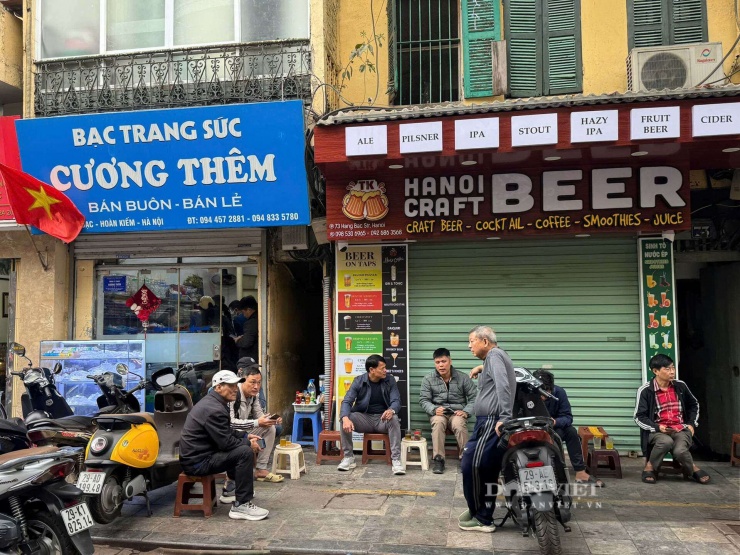 Khi quản lý vỉa hè siết chặt, việc bán trà đá ngoài đường cũng trở nên rất khó khăn. Ảnh: Phương Thảo