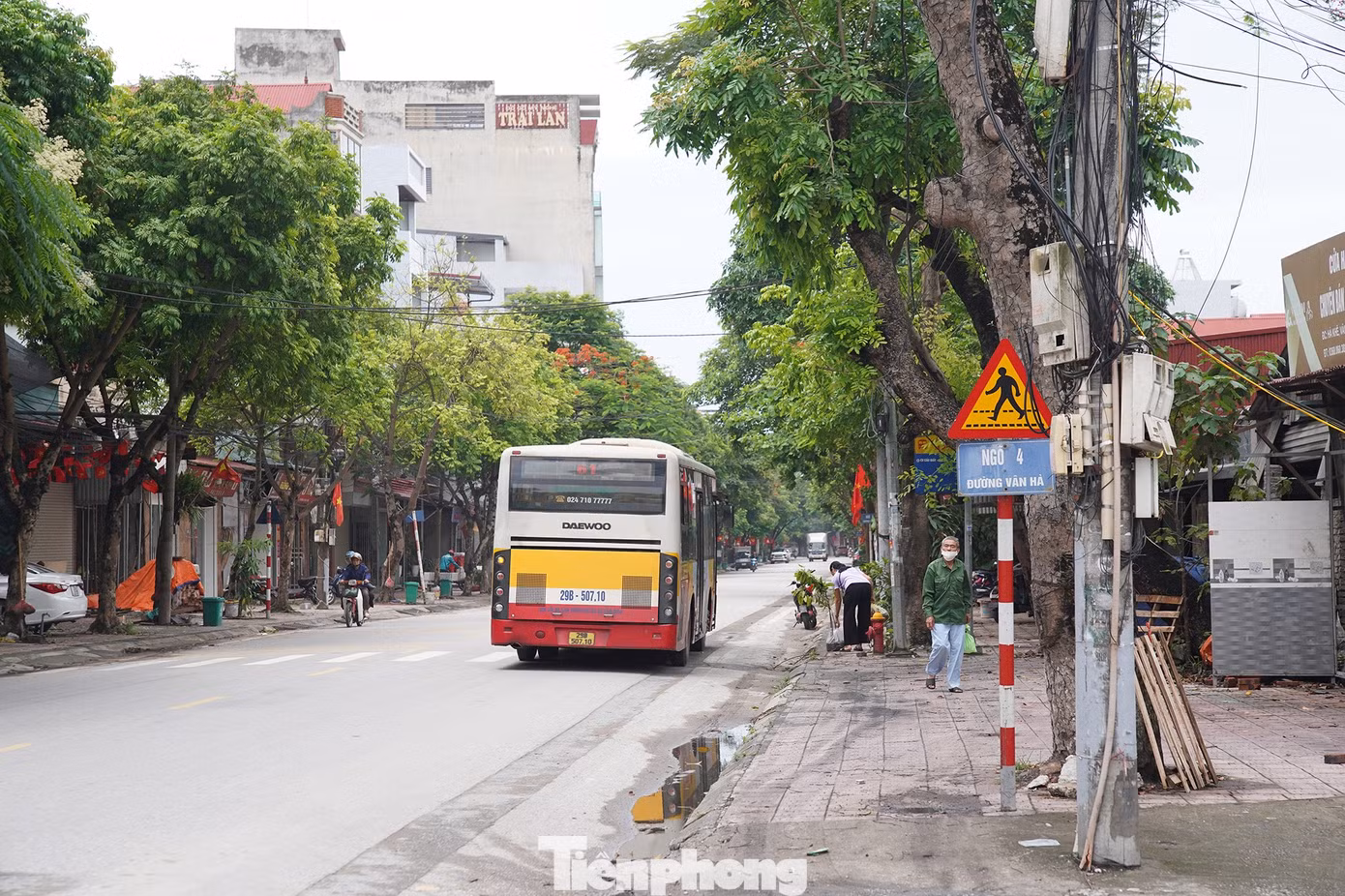Đây là trục đường lớn, giao thông thuận lợi với nhiều tuyến xe buýt