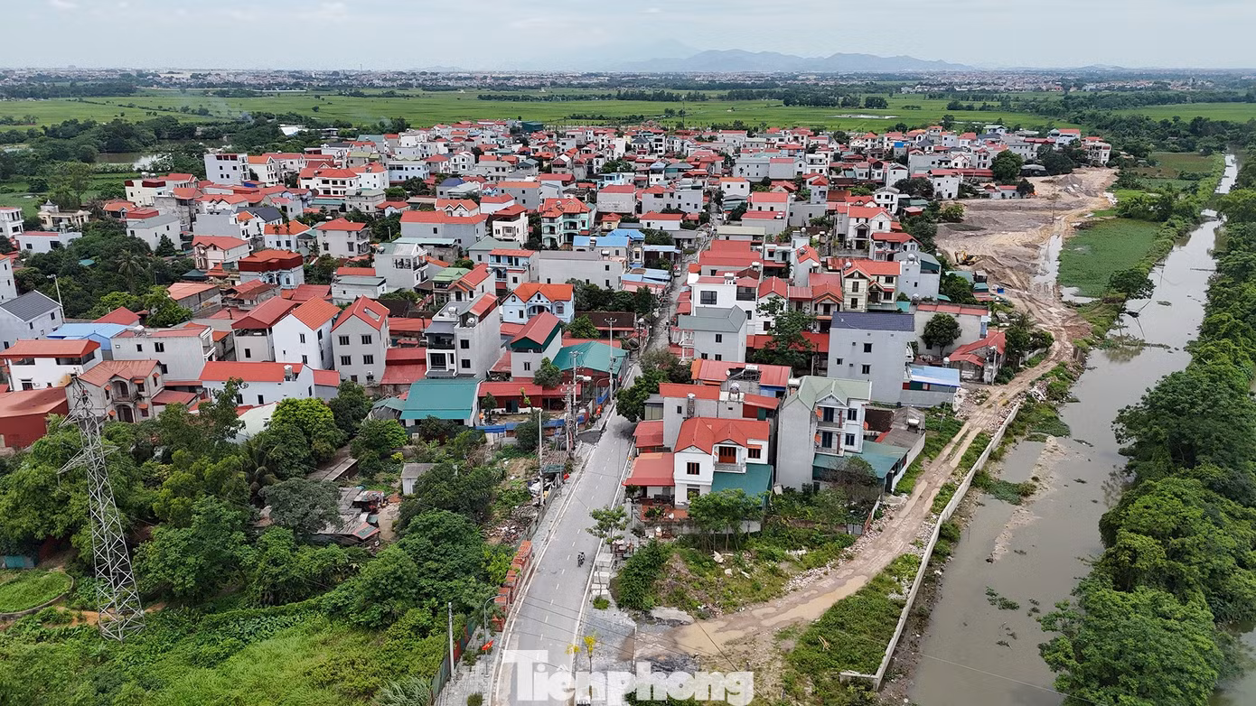 Khu dân cư thôn Thiết Úng, xã Thư Lâm - đây là làng nghề chế tác gỗ, giao thương khá sầm uất