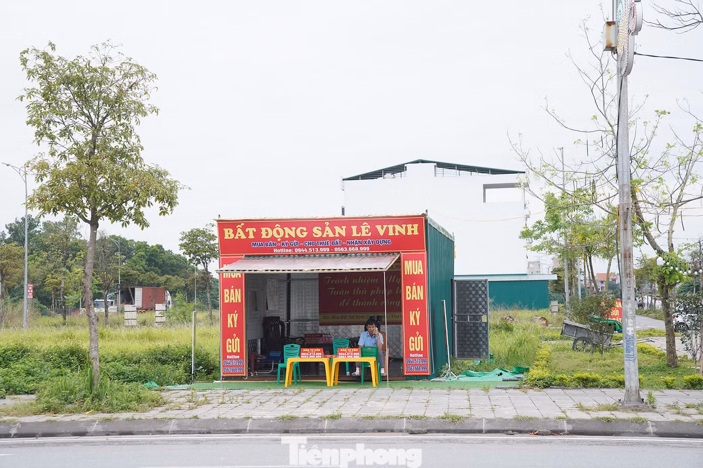 Ngoài ra, UBND phường Hồng Hà cho biết thêm, chính sách hỗ trợ tạm cư đối với người dân phải di dời do dự án cầu Tứ Liên, cầu Trần Hưng Đạo là 3 tháng. Thực tế thời gian này quá ngắn để người dân xây xong nhà mới. Do đó, phường đã có đề xuất tăng thời gian hỗ trợ tạm cư cho một số trường hợp có hoàn cảnh khó khăn.