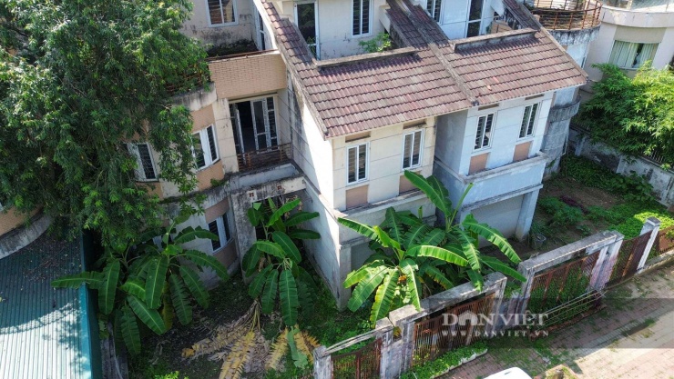 Do bị bỏ hoang quá lâu không có bàn tay con người chăm sóc, các hạng mục tường bao của nhiều căn nhà đã nhuốm màu thời gian. 