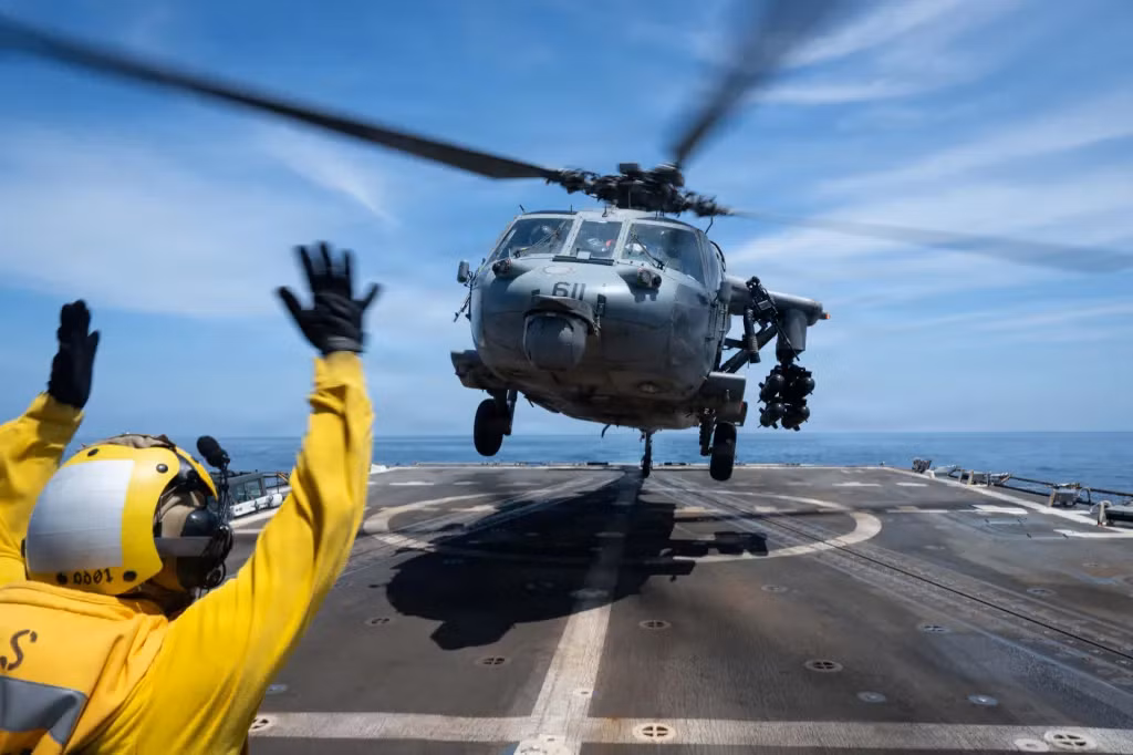 Trực thăng MH-60S Seahawk của Hải quân Mỹ, được trang bị tên lửa Hellfire, cất cánh từ tàu khu trục lớp Arleigh Burke USS Pinckney ở Trung Đông (ảnh chụp ngày 27/3/2026). Ảnh: CENTCOM.