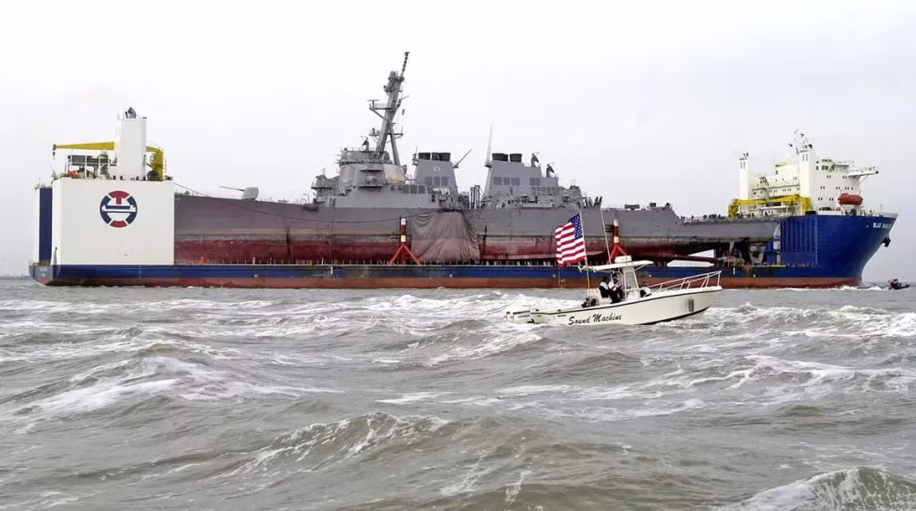 Tàu khu trục Mỹ USS Cole được vận chuyển trên tàu vận tải hạng nặng M/V Blue Marlin sau khi bị hư hại nặng nề do vụ tấn công của Al Qaeda năm 2000. Ảnh: US Navy.