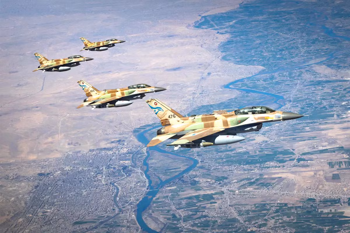 Các máy bay tiêm kích F-16 Fighting Falcon với kiểu sơn ngụy trang sa mạc và phù hiệu đặc trưng của Không quân Israel. Ảnh: IAF.