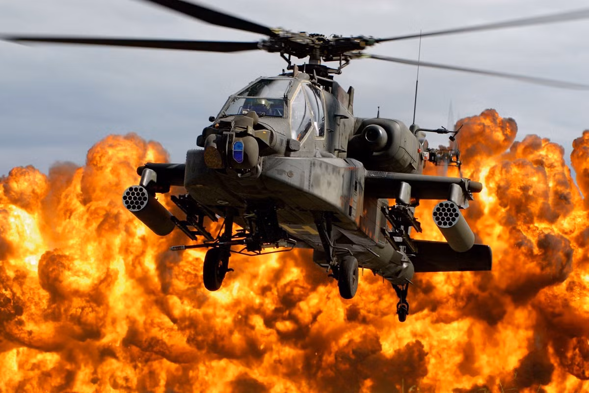 Boeing AH-64 Apache là loại trực thăng hai động cơ tuabin trục của Mỹ, có càng đáp kiểu bánh đuôi và buồng lái song song dành cho hai người. Các cảm biến gắn ở mũi giúp xác định mục tiêu và cung cấp tầm nhìn ban đêm. Trực thăng mang theo một khẩu súng máy M230 30 mm dưới thân máy bay phía trước và bốn điểm treo vũ khí trên các trụ cánh ngắn để mang vũ khí và thiết bị, thường là tên lửa AGM-114 Hellfire và cụm phóng rocket Hydra 70. Ảnh: Palm Springs Air Museum.