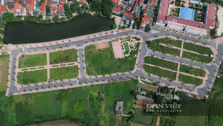 Ngược thời gian về thời điểm tháng 8/2024, khu đất Lòng Khúc từng là tâm điểm chú ý của giới đầu tư bất động sản cả nước. Phiên đấu giá lịch sử diễn ra căng thẳng, kéo dài xuyên đêm với hàng ngàn hồ sơ tham dự. Sự kỳ vọng và dòng tiền đầu cơ đổ về đây lớn đến mức đẩy mức giá trúng đấu giá lên mức "không tưởng" – cao gấp 18 lần so với giá khởi điểm ban đầu. 