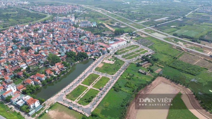 Khu Lòng Khúc, xã Tiền Yên có vị trí phía Đông Bắc giáp đường giao thông (trục thôn Tiền Lệ và trường Mầm non Tiền Yên), phía Nam và phía Đông giáp đất nông nghiệp của xã, phía Tây giáp đất nông nghiệp và hồ nước. Khoảng cách từ trung tâm Hà Nội đến UBND xã Tiền Yên (theo đại lộ Thăng Long) chỉ khoảng 20 km và khu vực đất đấu giá nằm sát đường Vành đai 4. 
