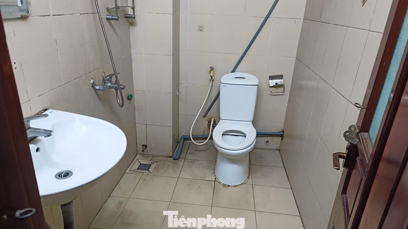 Nhà vệ sinh nơi cháu H. bị bạo hành dã man. Ảnh: Thanh Phong.