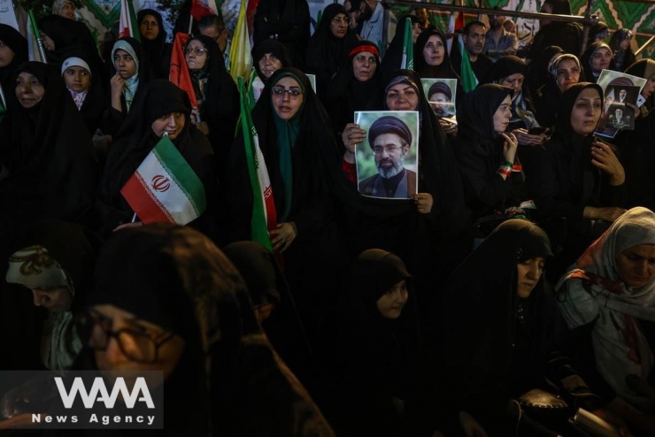 Người dân Iran tham gia cuộc tuần hành ủng hộ chính phủ ở Tehran tối 6/5. Ảnh: WANA 