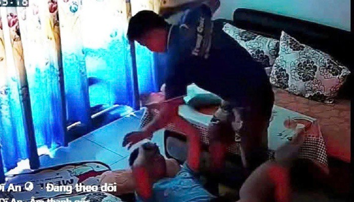 Người đàn ông nhiều lần bạo hành con riêng của “vợ hờ” bị mời làm việc. Ảnh: Cắt từ clip