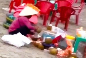 Người phụ nữ gom nước dừa thừa gây hiểu lầm ở khu du lịch
