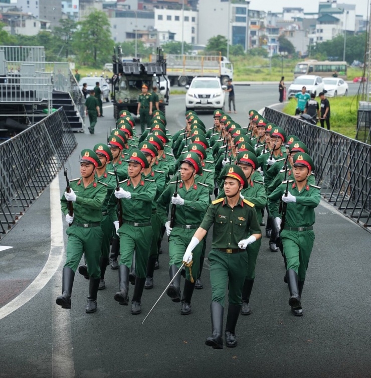 Ngoài nghệ sĩ, các lực lượng quân đội cũng tham gia trình diễn.