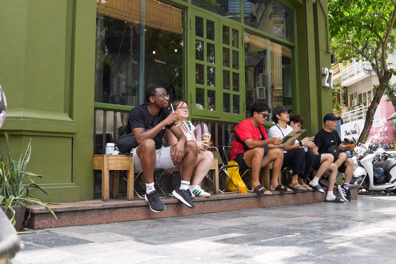 Hình ảnh một quán nước trên phố Nhà Chung (đối diện Nhà thờ Lớn) cho thấy du khách ngồi ngay ngắn trên bậc thềm, không lấn chiếm vỉa hè.