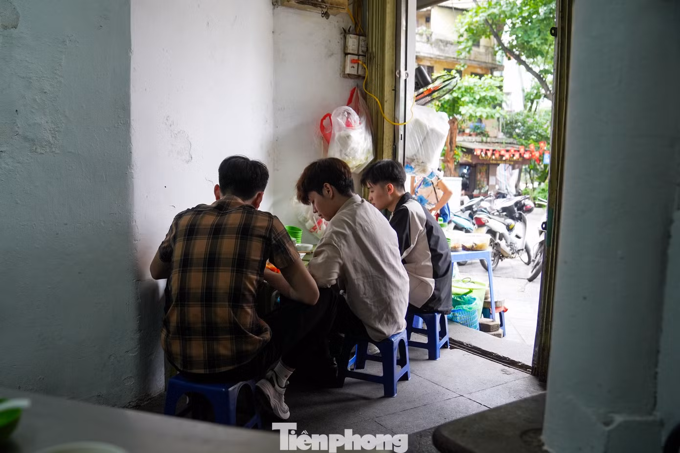 Khách hàng ngồi ăn uống trong không gian chật hẹp.