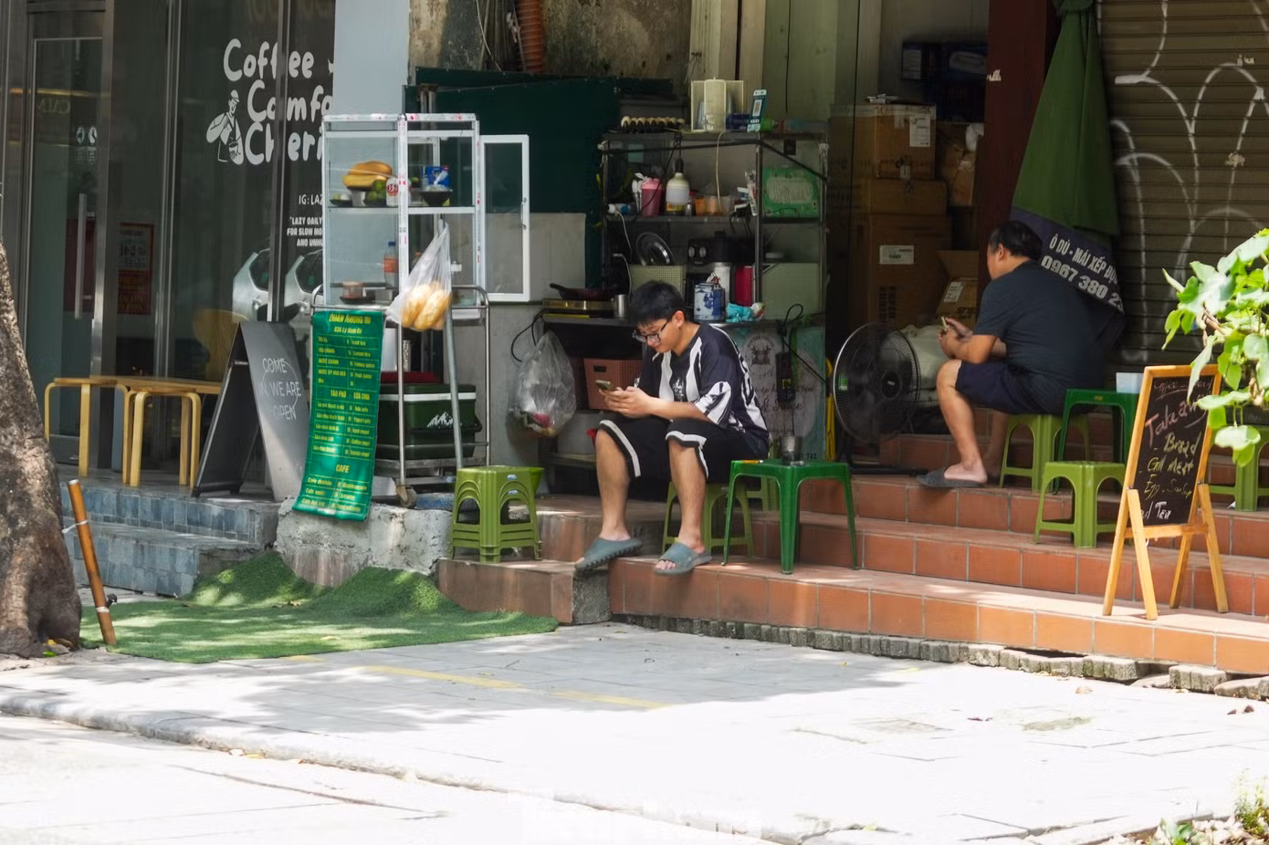 Không còn lấn ra vỉa hè, nhiều hàng quán linh hoạt tận dụng bậc thang cửa nhà, bố trí ghế thấp làm chỗ ngồi tạm.