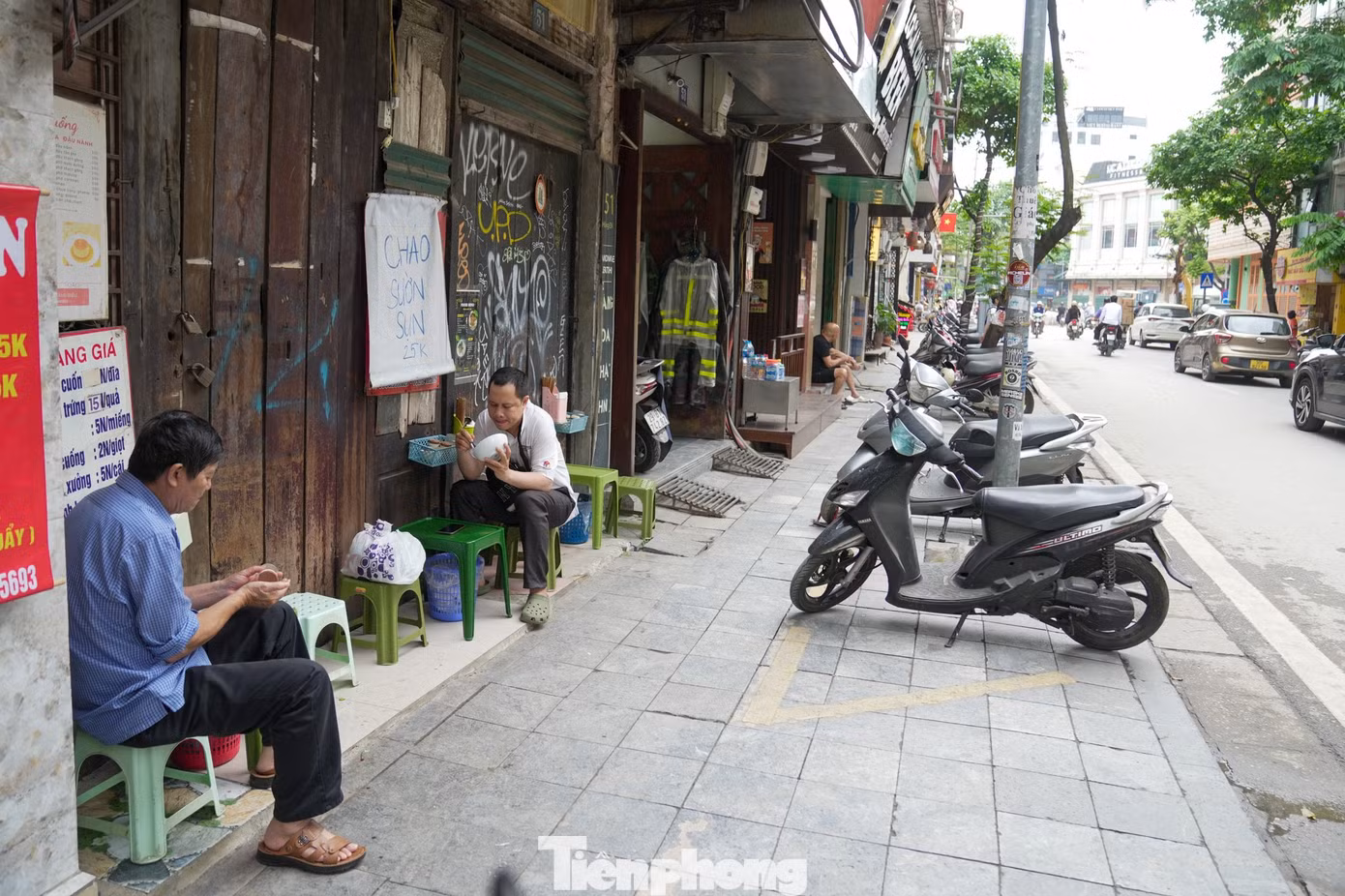“Trước đây tôi thường bày bàn ghế ra vỉa hè, nay chỉ giữ lại vài bàn nhỏ phía trong. Cán bộ phường cũng thường xuyên nhắc nhở, vi phạm sẽ bị xử phạt khá nặng", chị Hương Ly (kinh doanh cháo trên phố Hàng Điếu) chia sẻ.