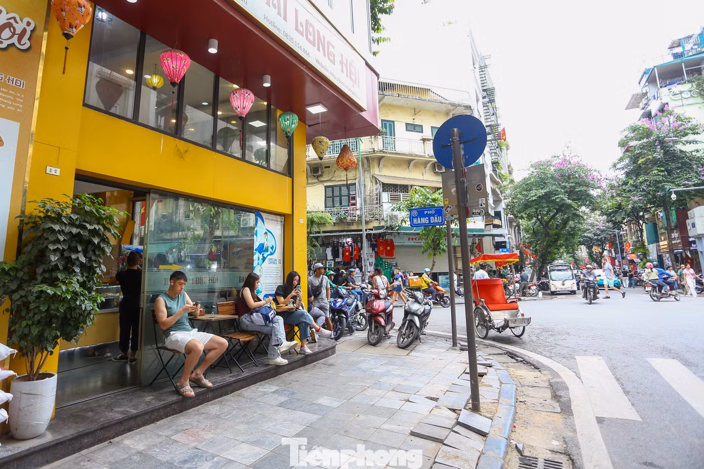 Theo ghi nhận thực tế, nhiều hộ kinh doanh trên địa bàn Thủ đô đã nâng cao ý thức, không còn bày bàn, ghế... tràn ra vỉa hè như trước.