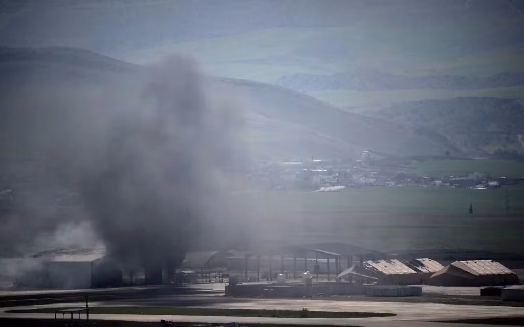 Khói bốc lên tại một căn cứ không quân sau các cuộc tấn công ở Harir, Iraq sáng sớm 12/3/2026. Ảnh: AP.