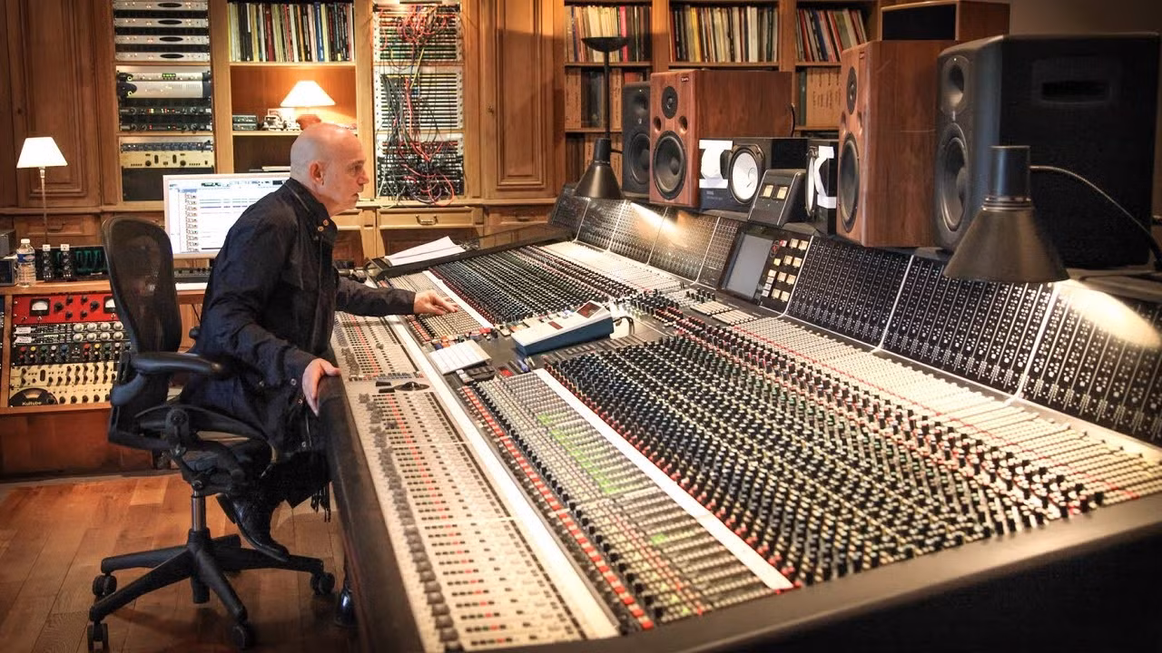Những kỹ sư âm thanh hàng đầu, đầu tư chi phí rất đắt đỏ cho một phòng thu chuyên làm mixing-mastering.