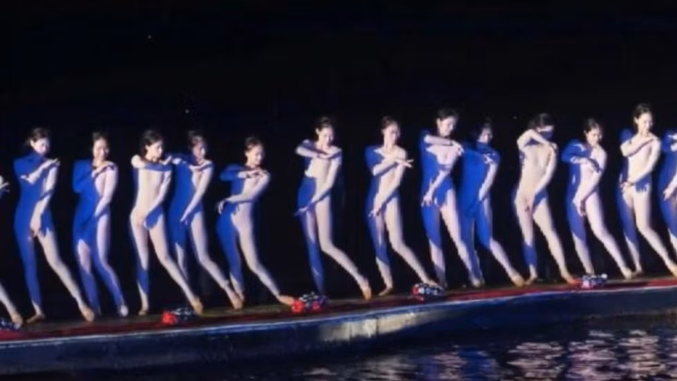 Phân đoạn “thiếu nữ thay y phục” trong show thực cảnh “Ấn tượng Lưu Tam Tỷ” của Trương Nghệ Mưu bị khán giả phản ánh vì có cảnh nữ diễn viên mặc bodysuit màu da diễn phân đoạn “thiếu nữ tắm”, tạo hiệu ứng thị giác như khỏa thân từ xa.