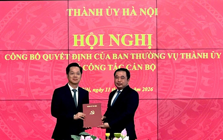 Bí thư Thành uỷ Hà Nội Trần Đức Thắng trao quyết định cho ông Vũ Đăng Định.
