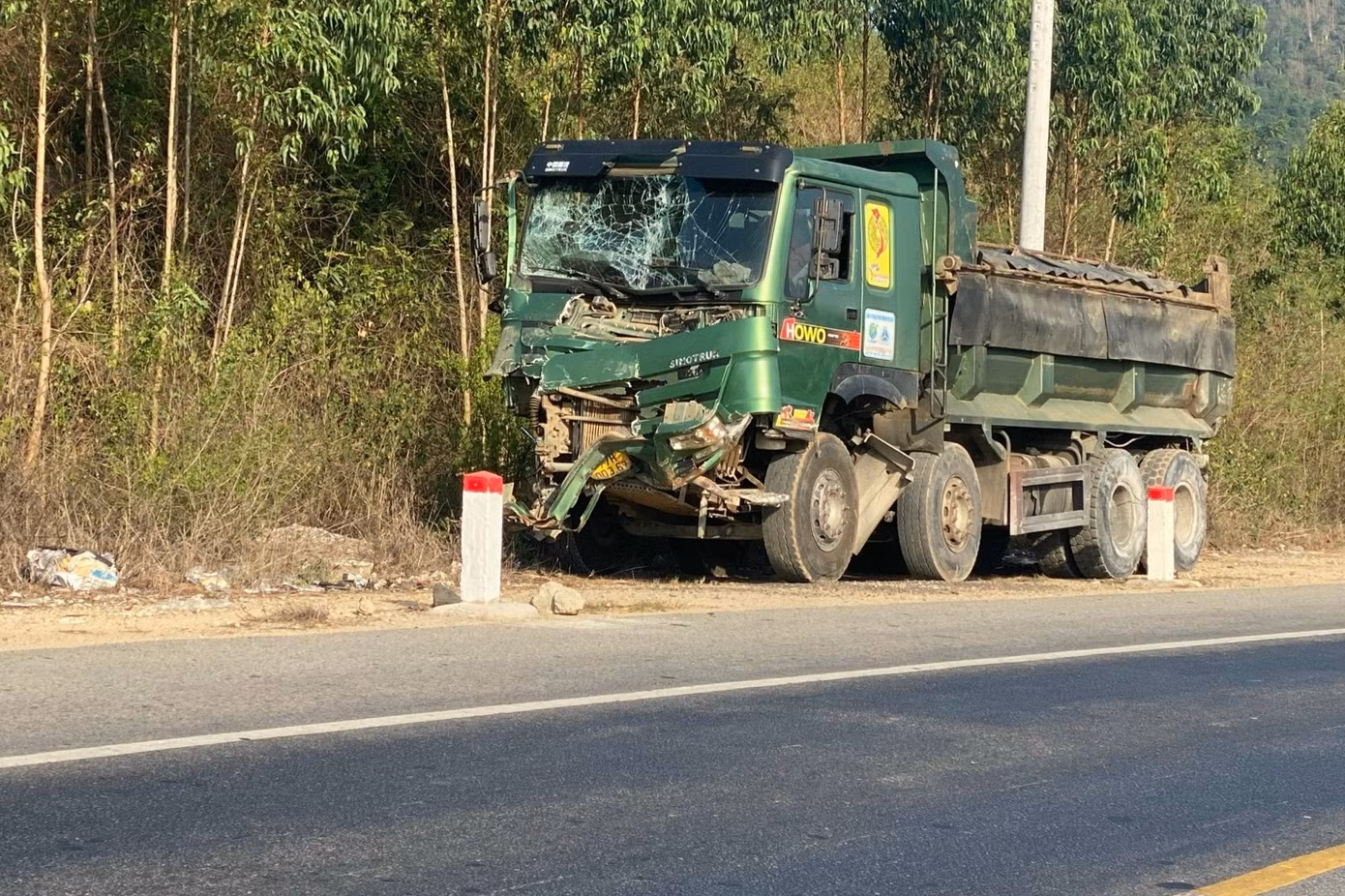 Đầu xe tải nát bét.