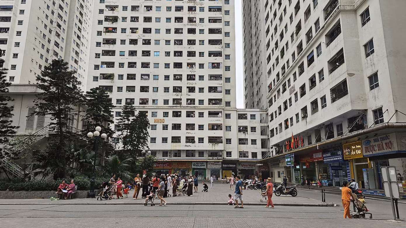 Kiến nghị UBND TP Hà Nội sớm có phương án xử lý dứt điểm đối với các tồn tại, sai phạm cũ của chủ đầu tư khu chung cư HH Linh Đàm, tạo cơ sở tháo gỡ các vướng mắc pháp lý kéo dài.