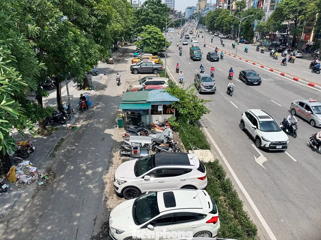 Vị trí bãi xe tại lòng đường và vỉa hè đường Trần Khát Chân được xác định sẽ xây dựng bãi đỗ xe kết hợp trạm sạc điện lớn nhất Hà Nội.