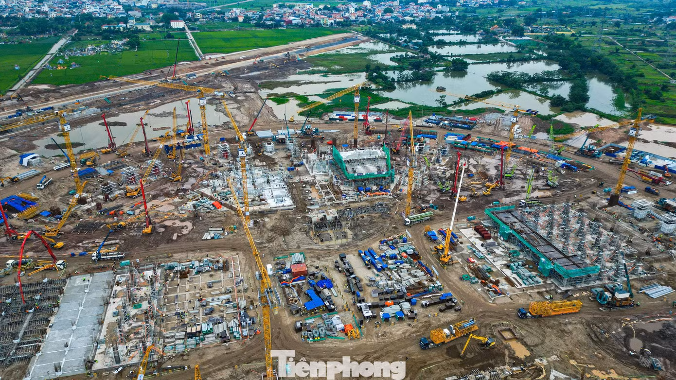 Dự án được định hướng phát triển theo mô hình sân vận động thông minh với hệ thống vận hành tích hợp, kiểm soát an ninh và dòng người theo thời gian thực. Một số công nghệ hiện đại như ghế ngồi kết nối 5G hay khả năng thay mới mặt sân trong thời gian ngắn được đưa vào thiết kế công trình.