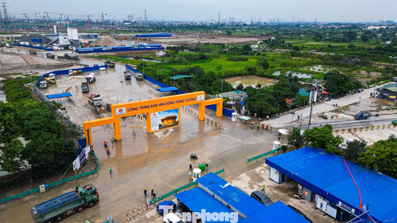 Khu vực xây dựng luôn sáng đèn, hàng nghìn kỹ sư, công nhân thay ca làm việc liên tục.