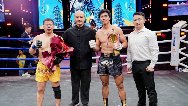 Võ sư Diệu Phong của Thiếu Lâm (quần đen) đánh bại võ sư A Minh (quần vàng)